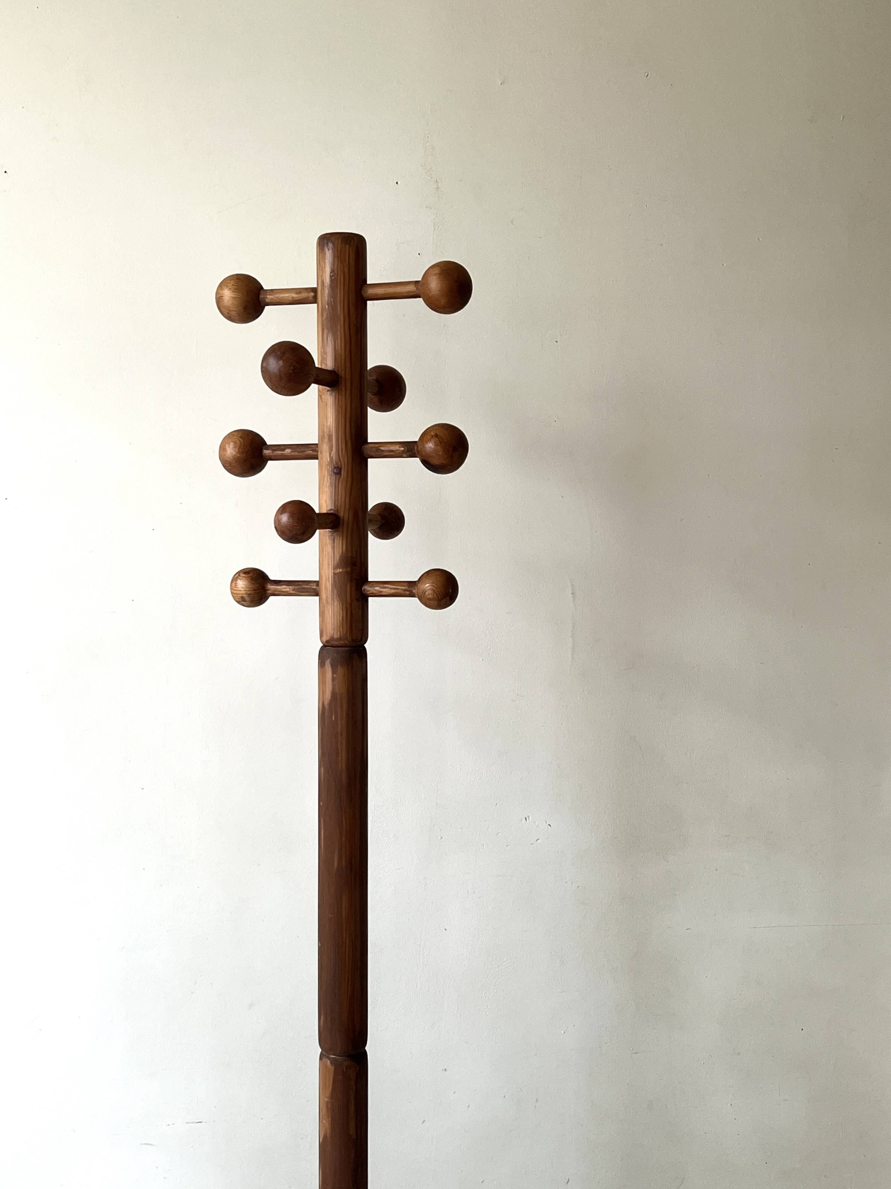 Modernist coat rack on a stand and rotating in solid pine, The Arcs 1970.