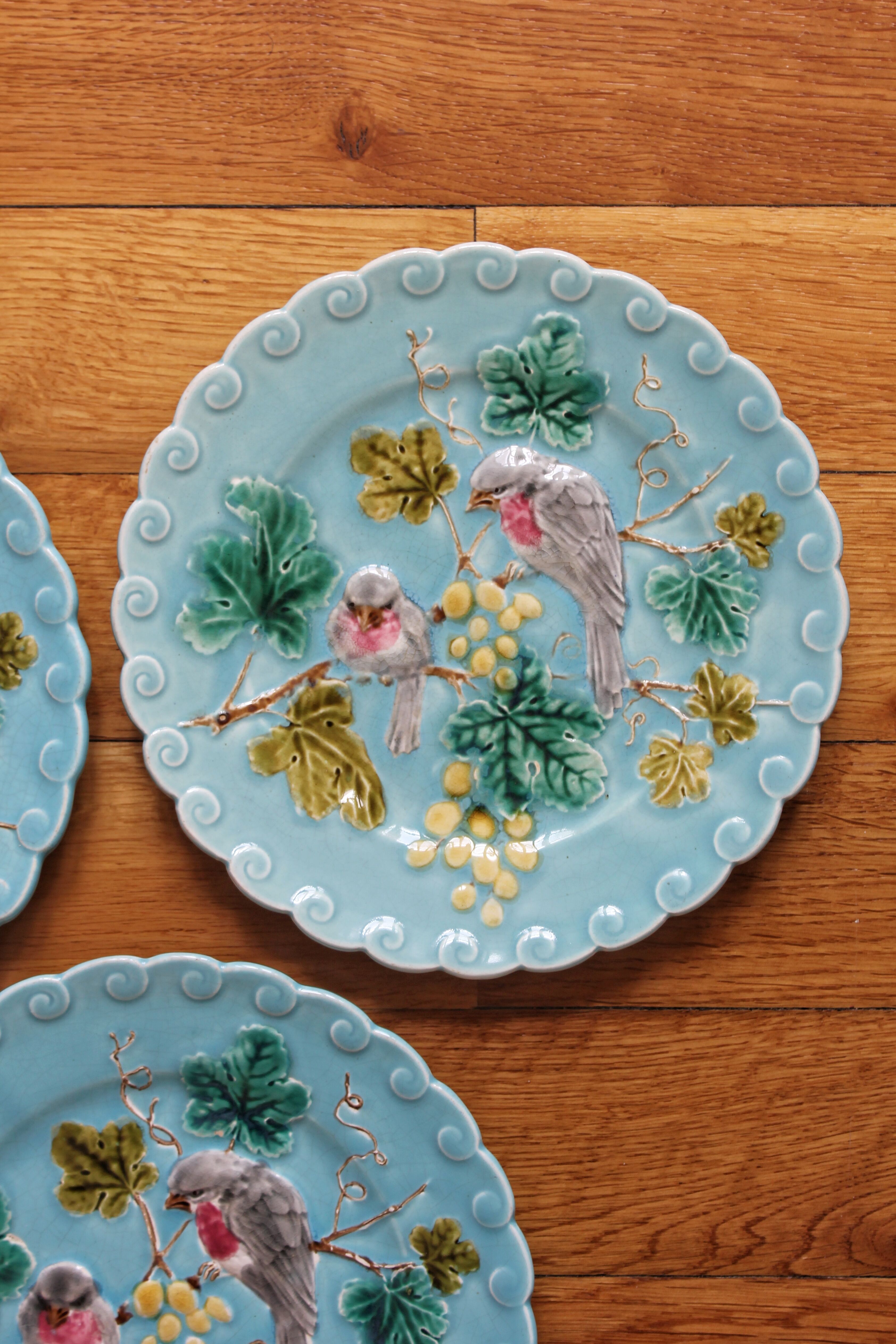 3 assiettes en barbotine bleues décor oiseaux Sarreguemines