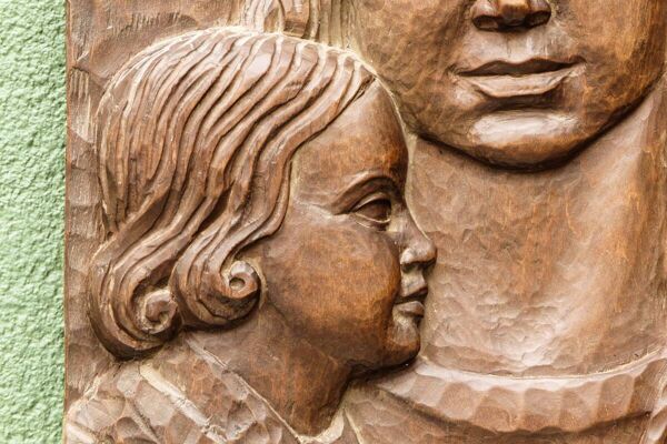 Bas relief moderniste, vierge à l'enfant, bois sculpté, signé