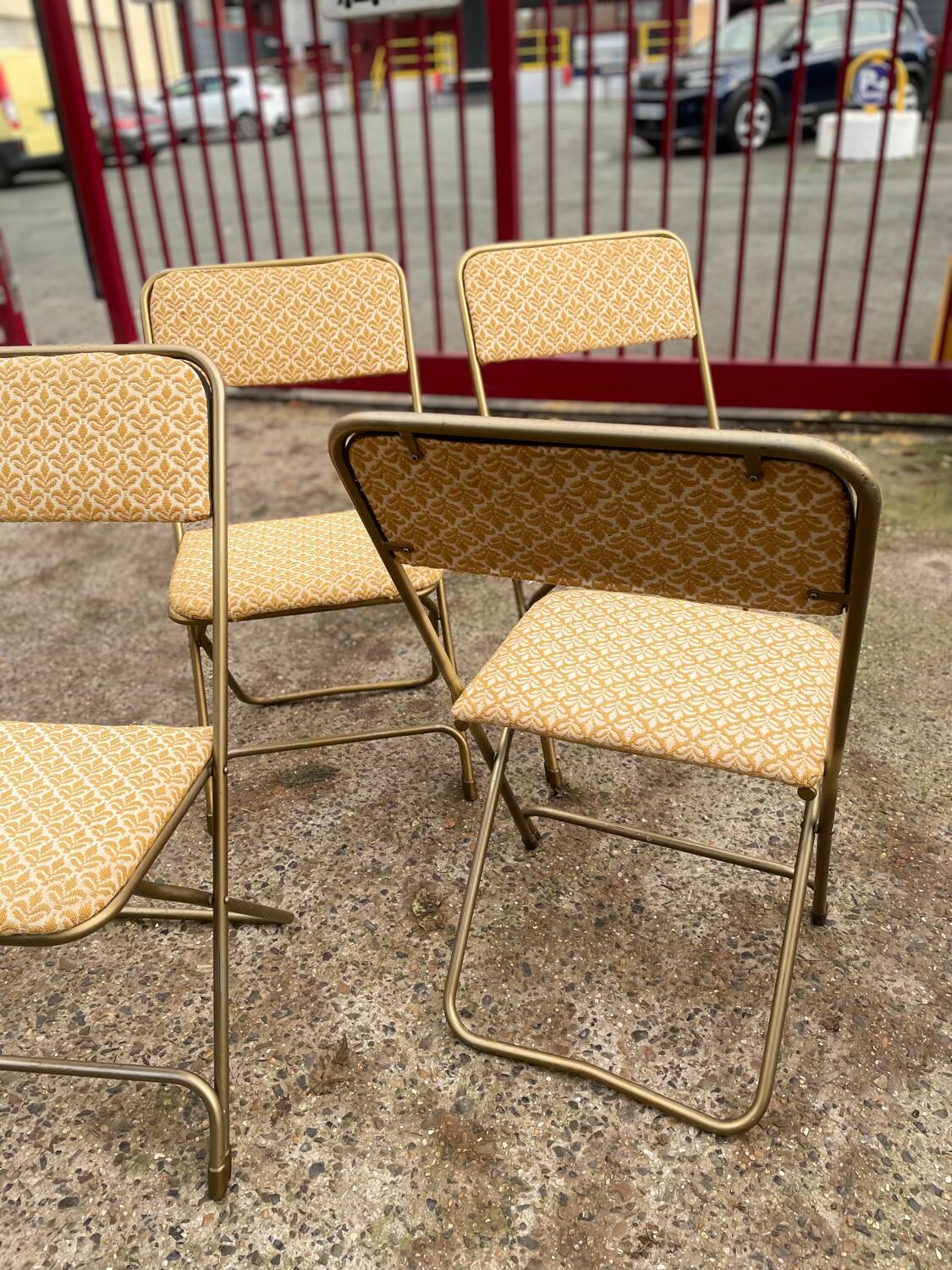 Set of 4 vintage folding chairs / 70's theater armchairs