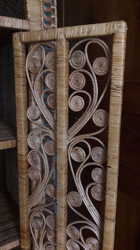 Shelf rattan peacock