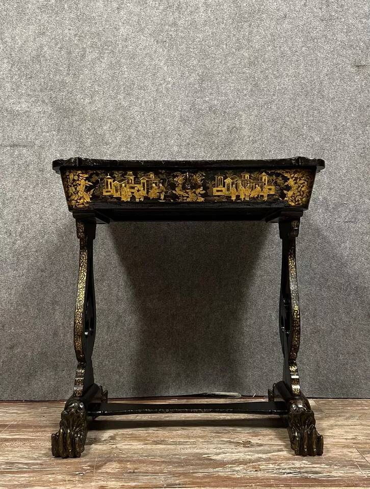 Lacquered work table, blackened wood decorated with Chinese scenes, Napoleon III period circa 1850