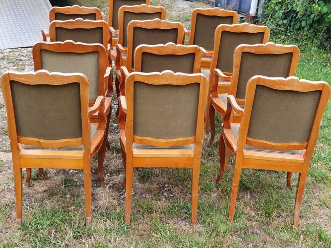 13 fauteuils de style Louis XV en velours vert olive