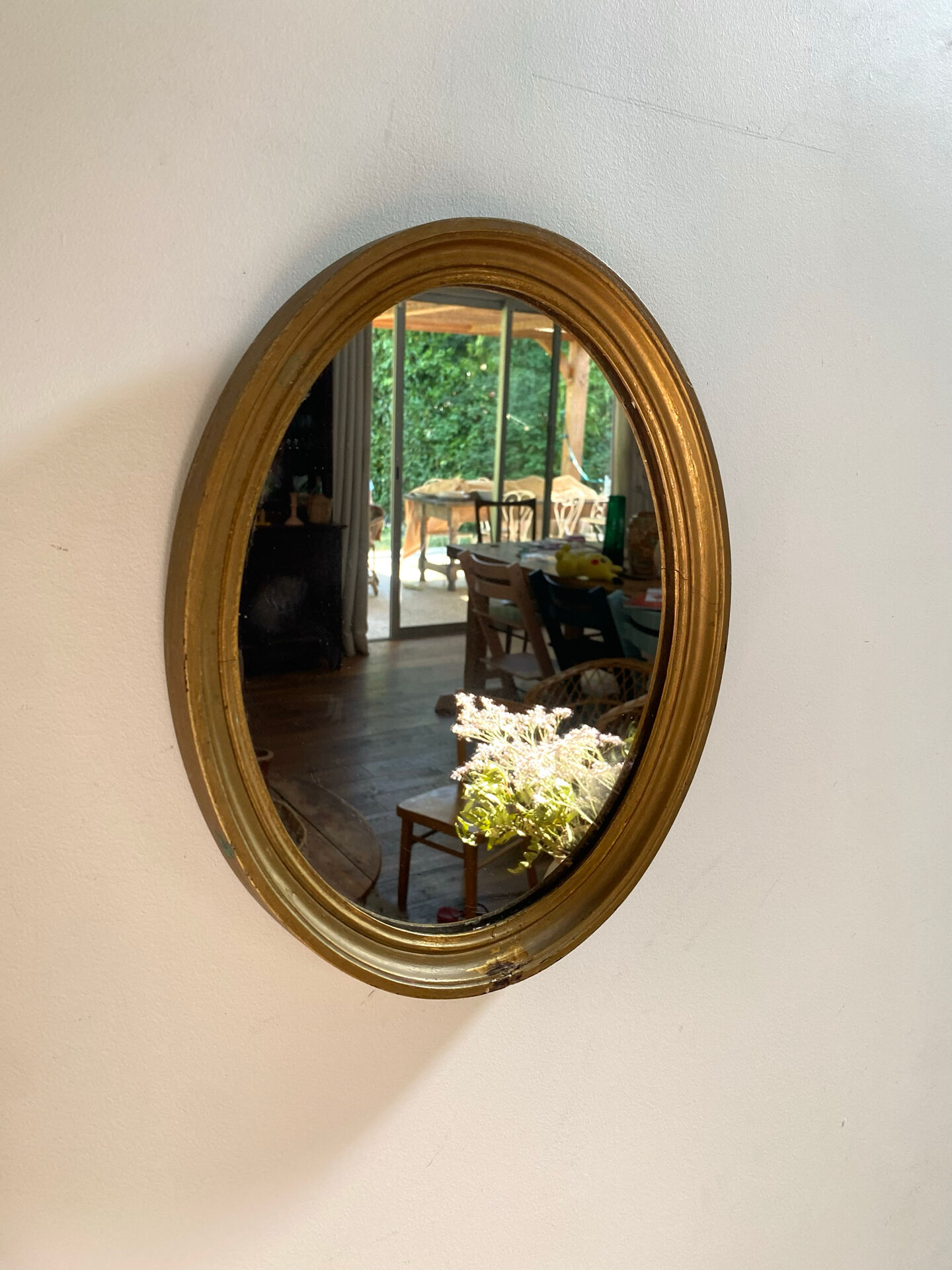 Oval mirror in gilded wood
