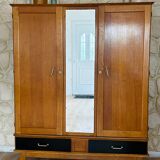 Two-tone compass foot wardrobe