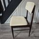 chaise vintage ossature bois pied compas avec metal sur le devant dosseret t assise cuir ecru