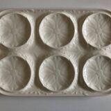 Plat en barbotine blanche faience de Gien 1970
