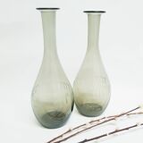 Paire de grands vases en verre fumé gravé