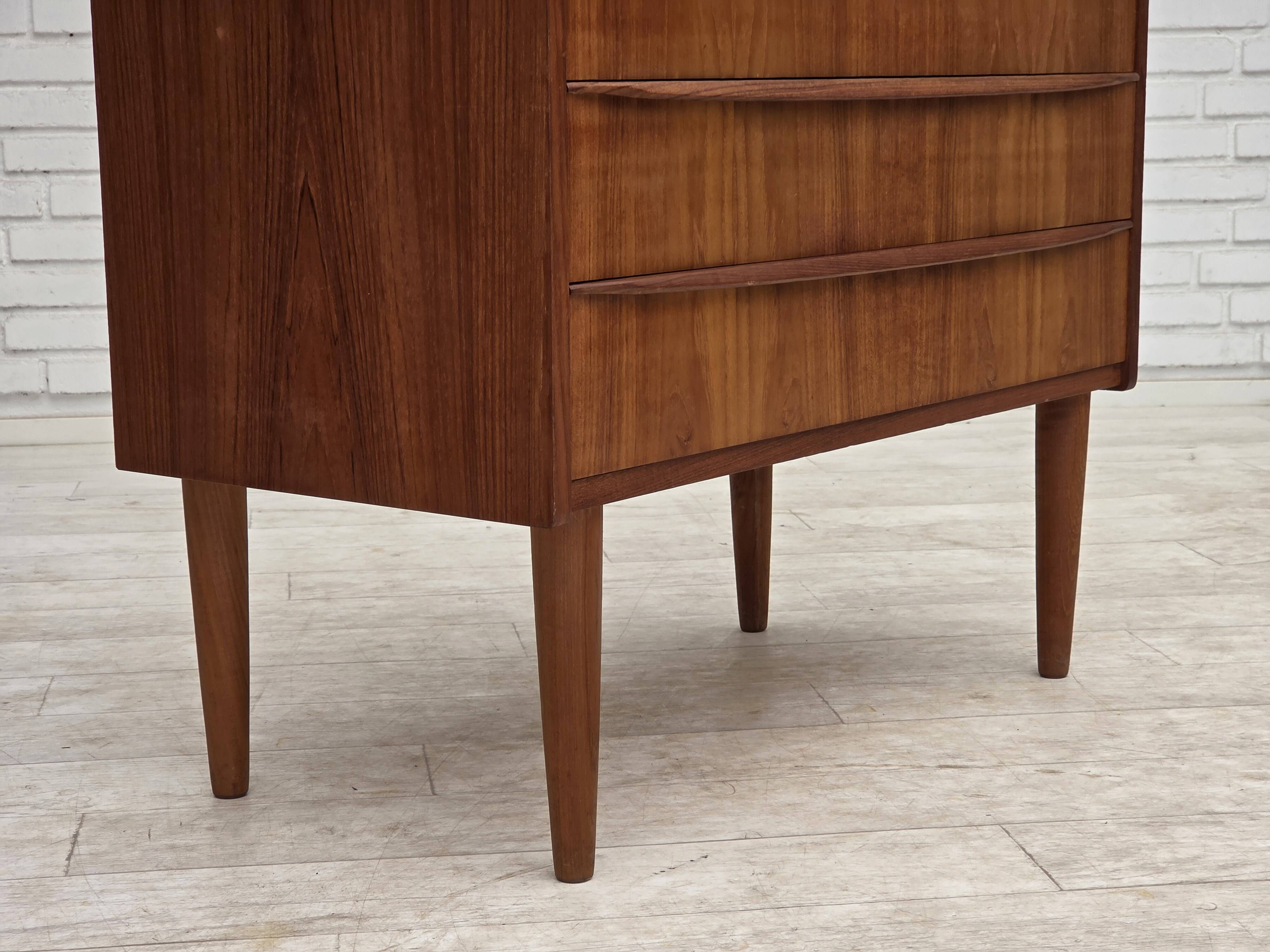 Commode danoise des années 1970 avec un miroir pliant, en bois de teck.