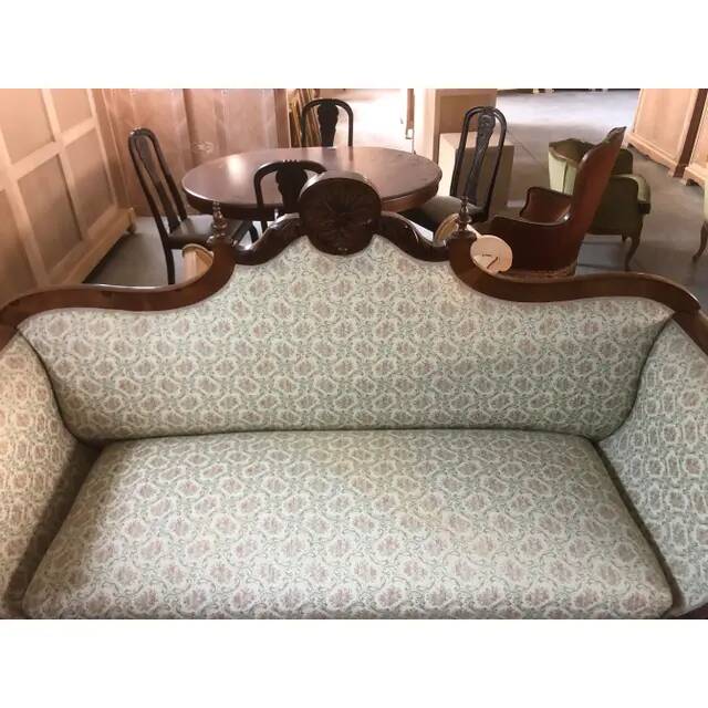 Canapé en noyer massif sculpté à la main, début du XIXe siècle