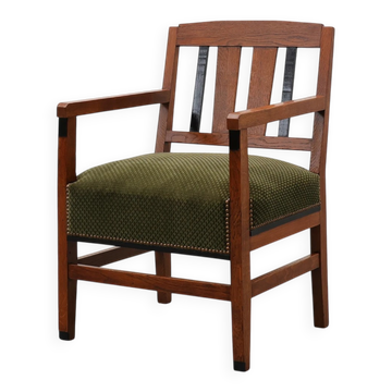 Fauteuil en chêne de l'École d'Amsterdam avec assise en velours vert, Pays-Bas, années 1920.