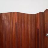 Undulating slatted screen