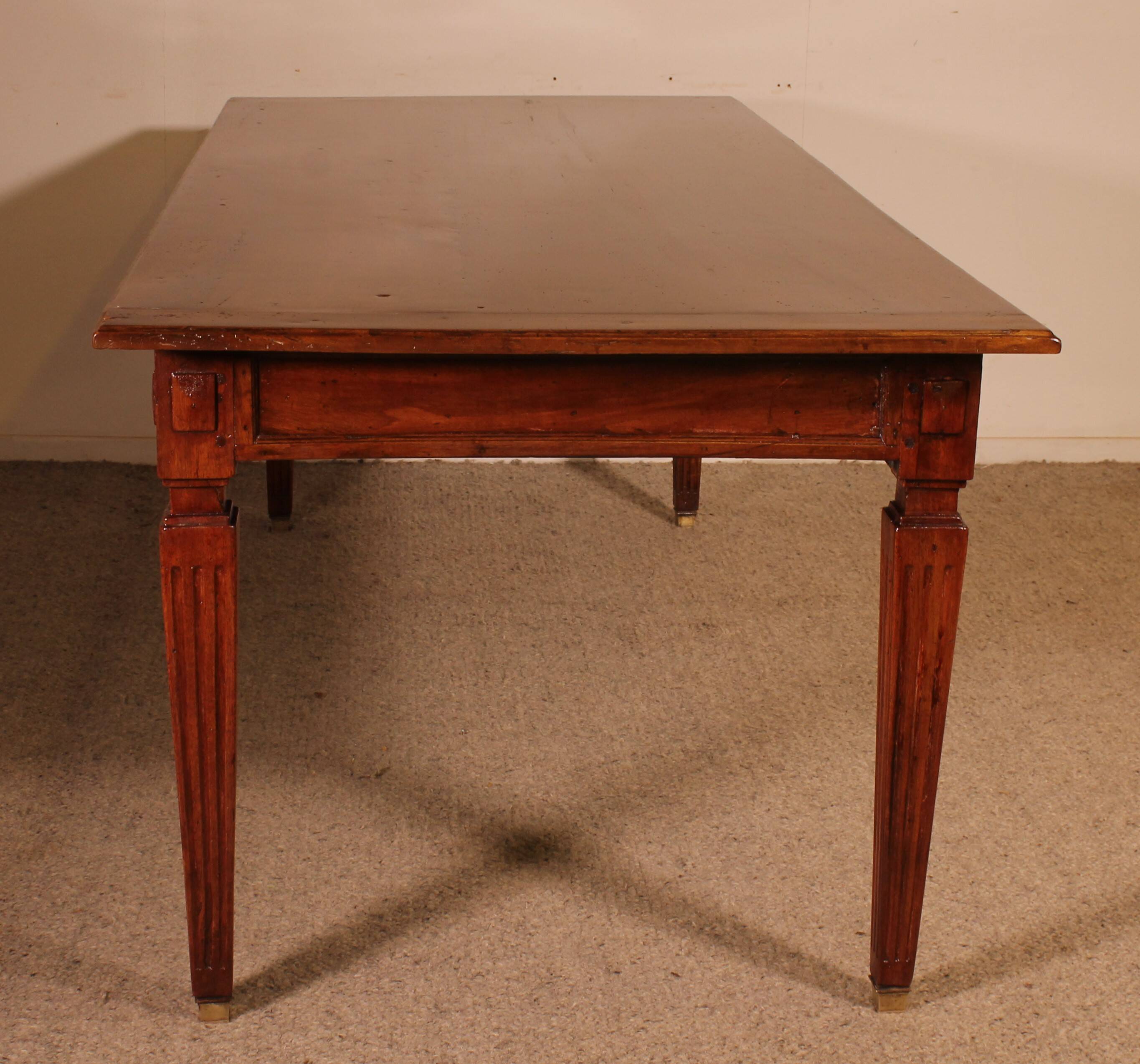 Louis XVI Period Dining Table in Walnut - 18th Century