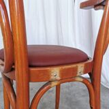 Fauteuil vintage en bois courbé : chaise de pub irlandaise en similicuir rouge des années 1970