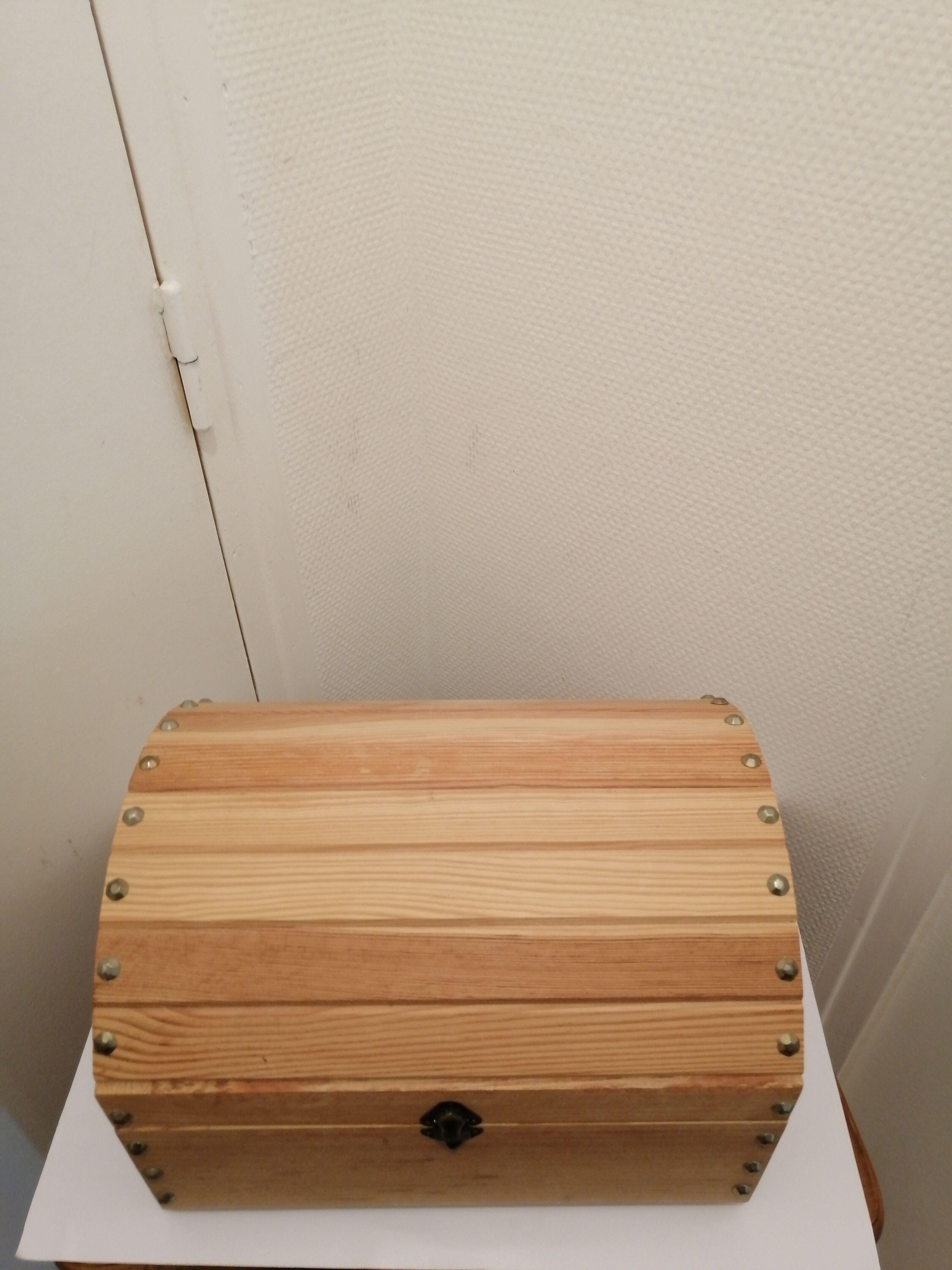 Coffre a trésor en bois dessus bombe