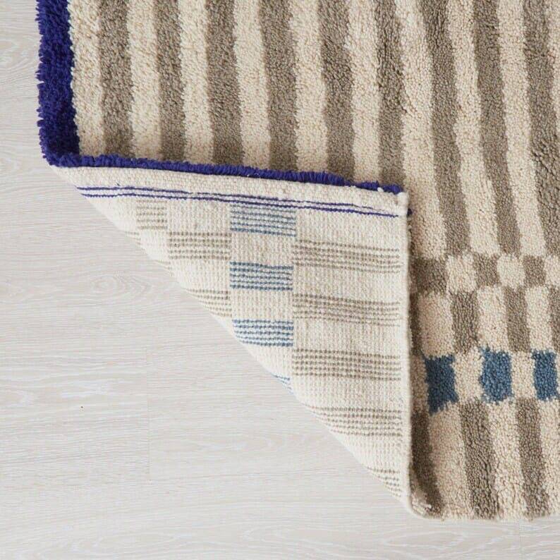 Handmade pure wool rug, size 200 x 300 cm.