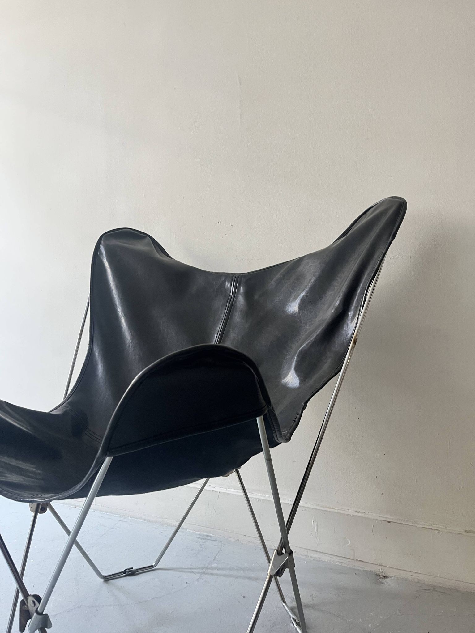 fauteuil design papillon en chrome et cuir noir