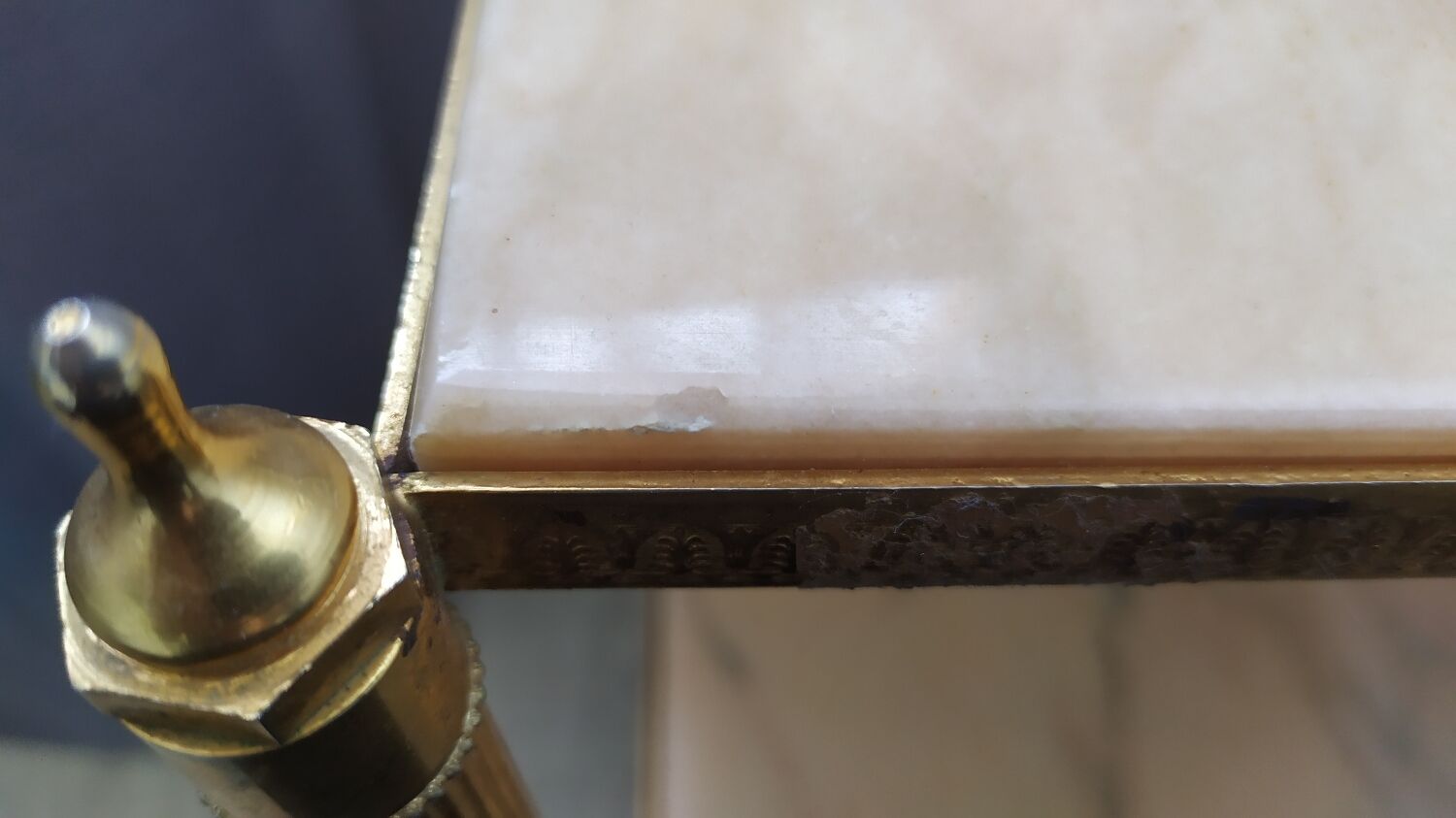 Alabaster harness brass foot