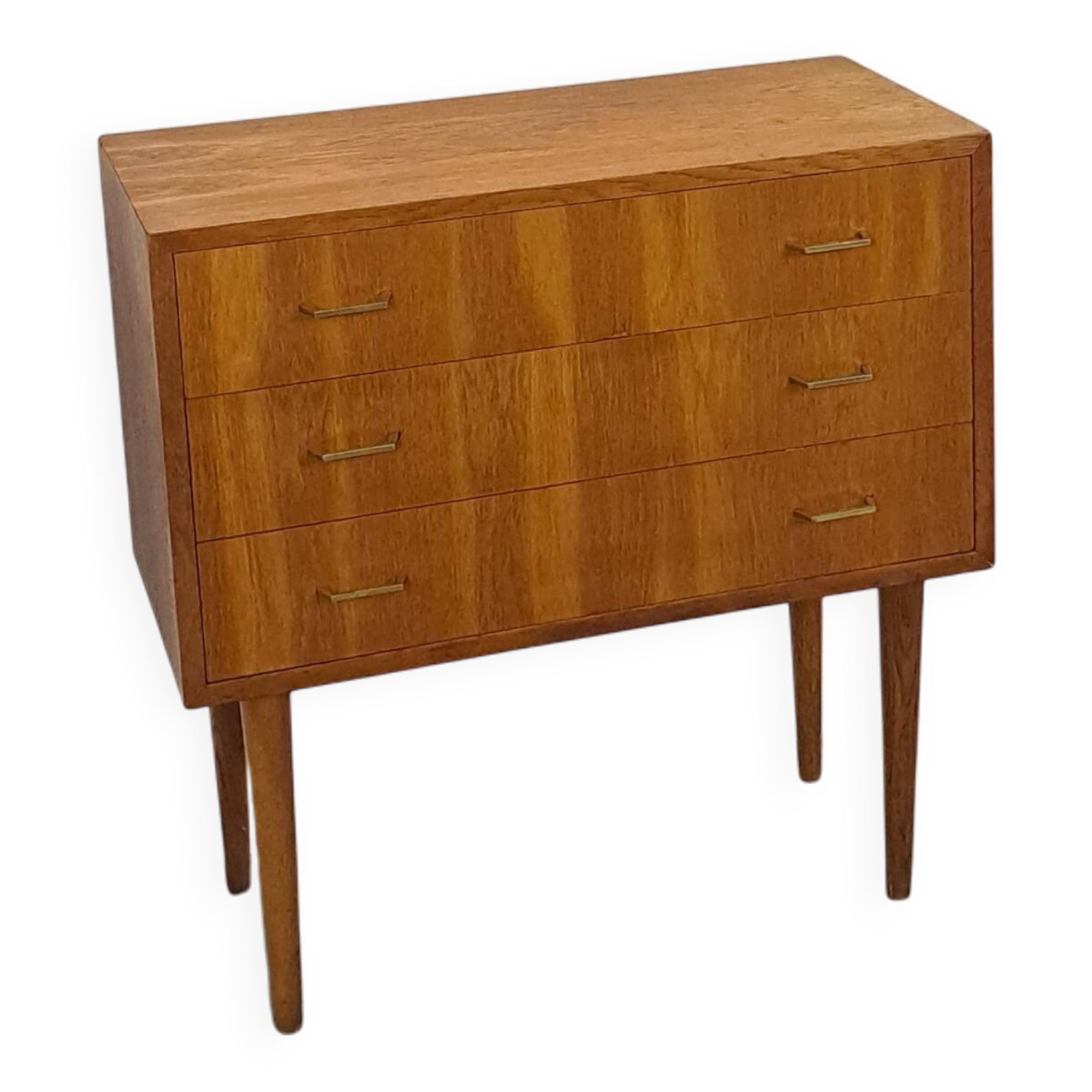 Commode danoise avec de hauts pieds et des poignées dorées.