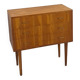 Commode danoise avec de hauts pieds et des poignées dorées.