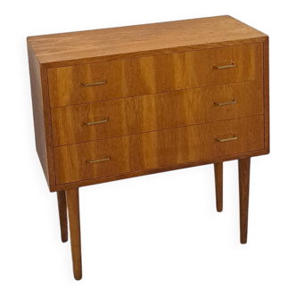 Deense ladekast met hoge poten en goudkleurige grepen