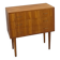 Commode danoise avec de hauts pieds et des poignées dorées.