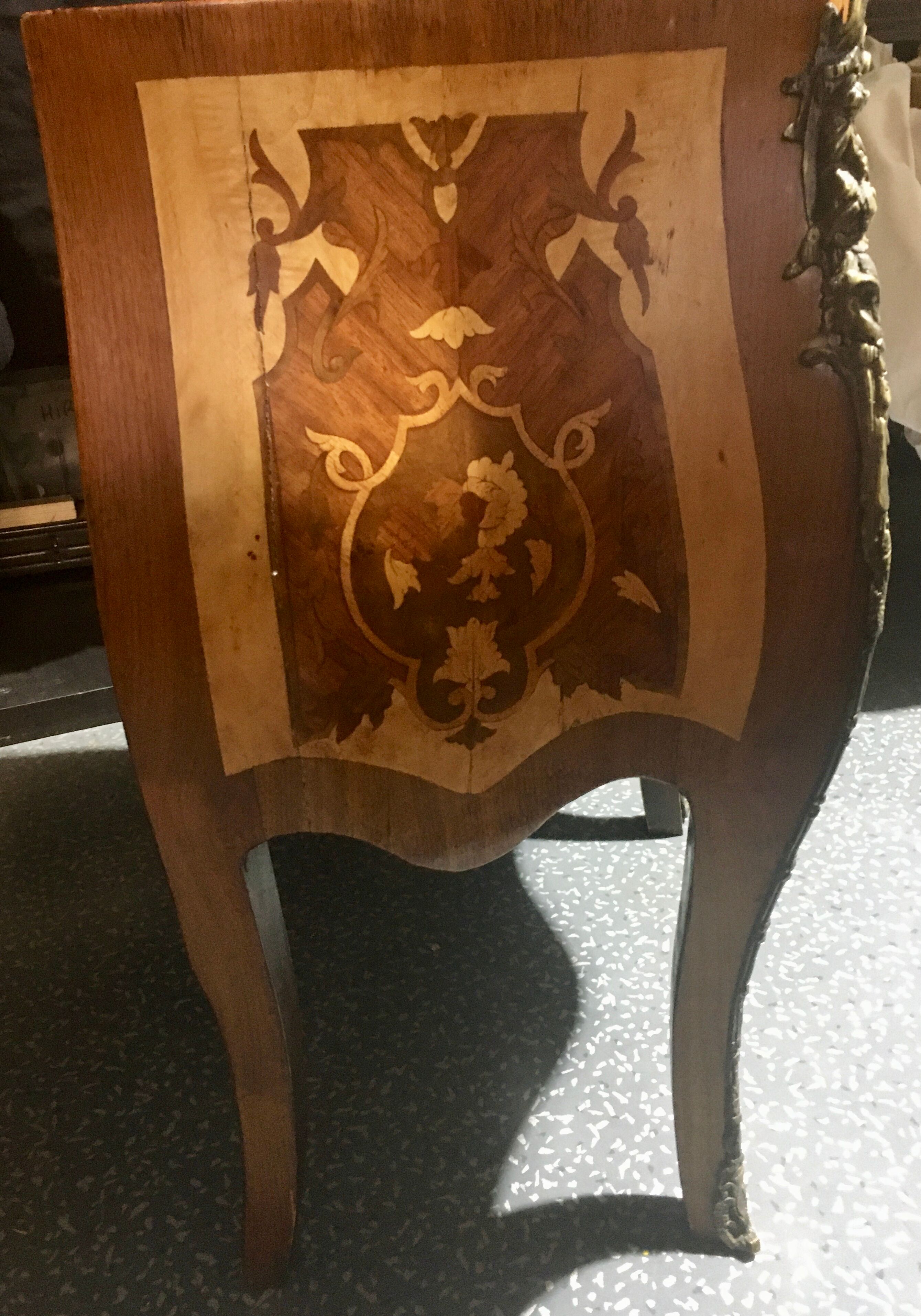 Curved commodus, tomb, Louis XV style, in marquetry, 3 drawers