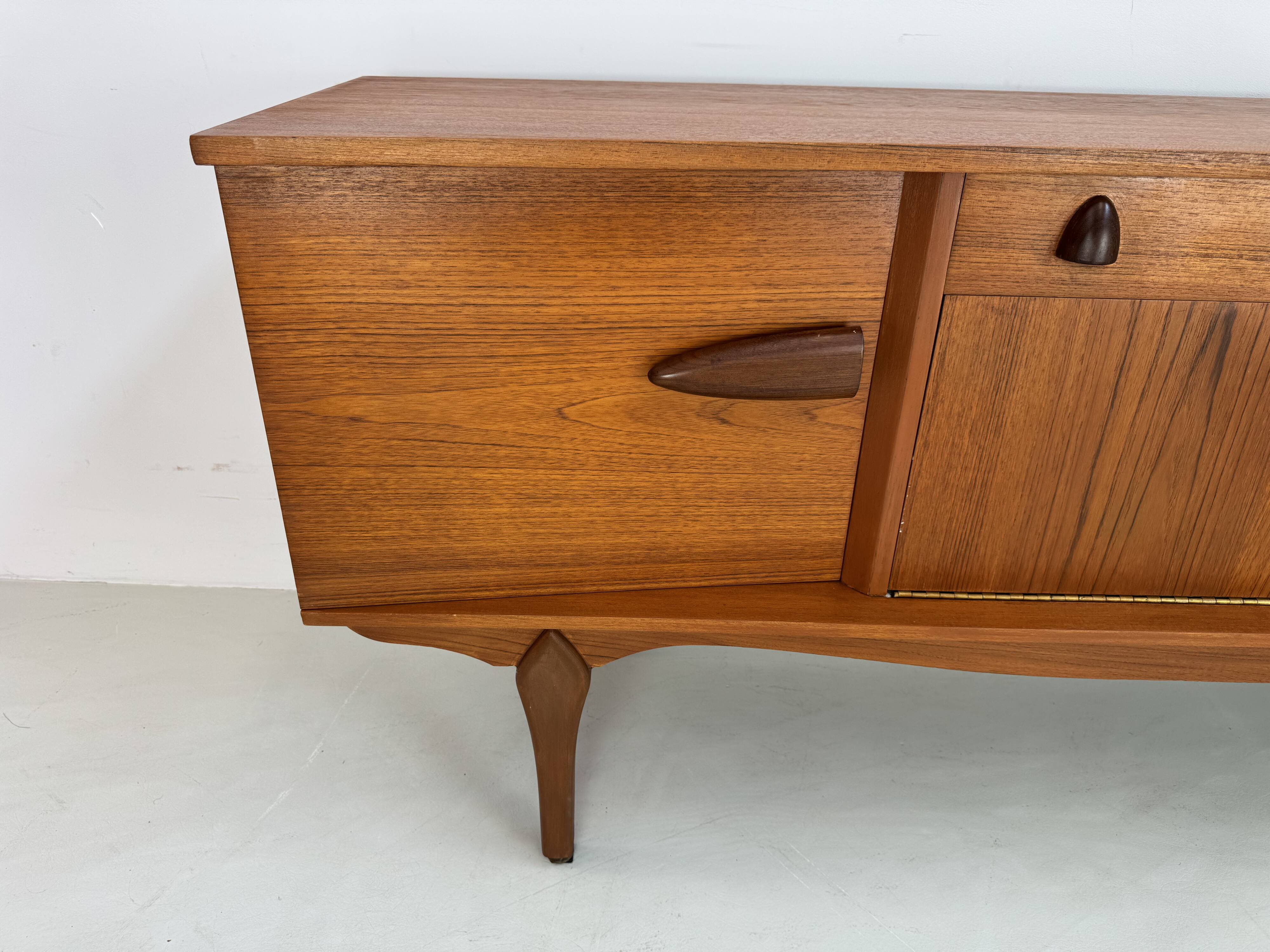 Buffet unique de style art déco des années 60 avec poignées en palissandre.