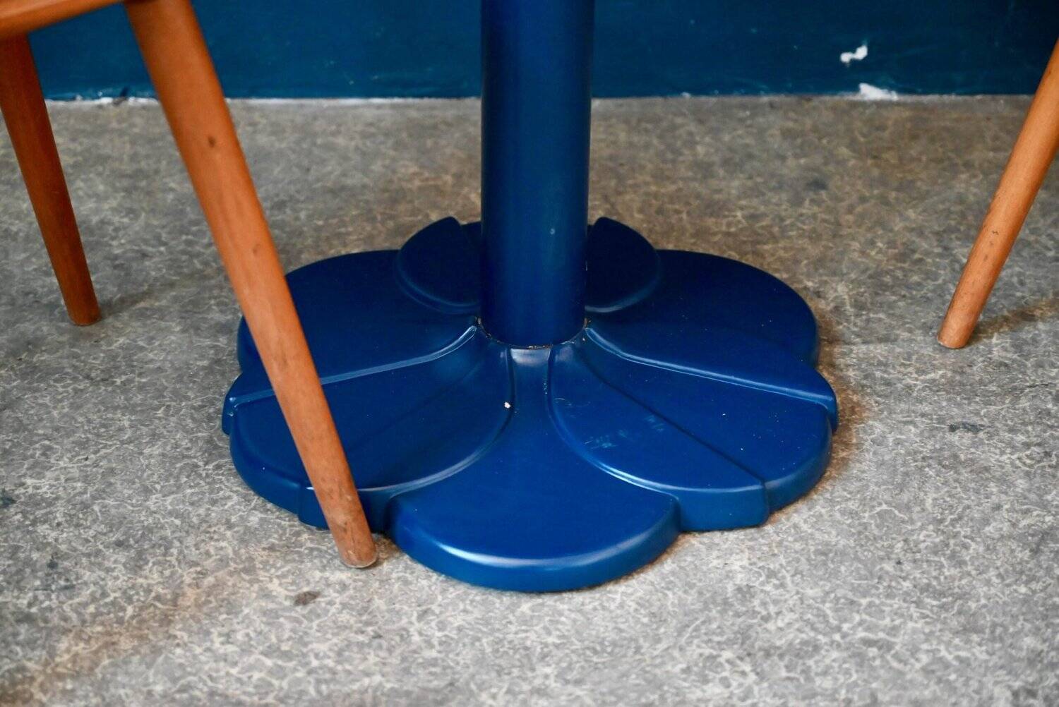 Round bistro table with tulip base in Art Deco style from the 1990s.