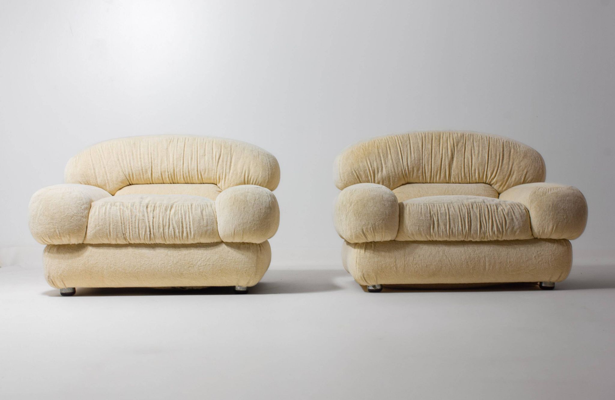 Elegant Italian lounge chairs in cream coloured fabric, 1970s