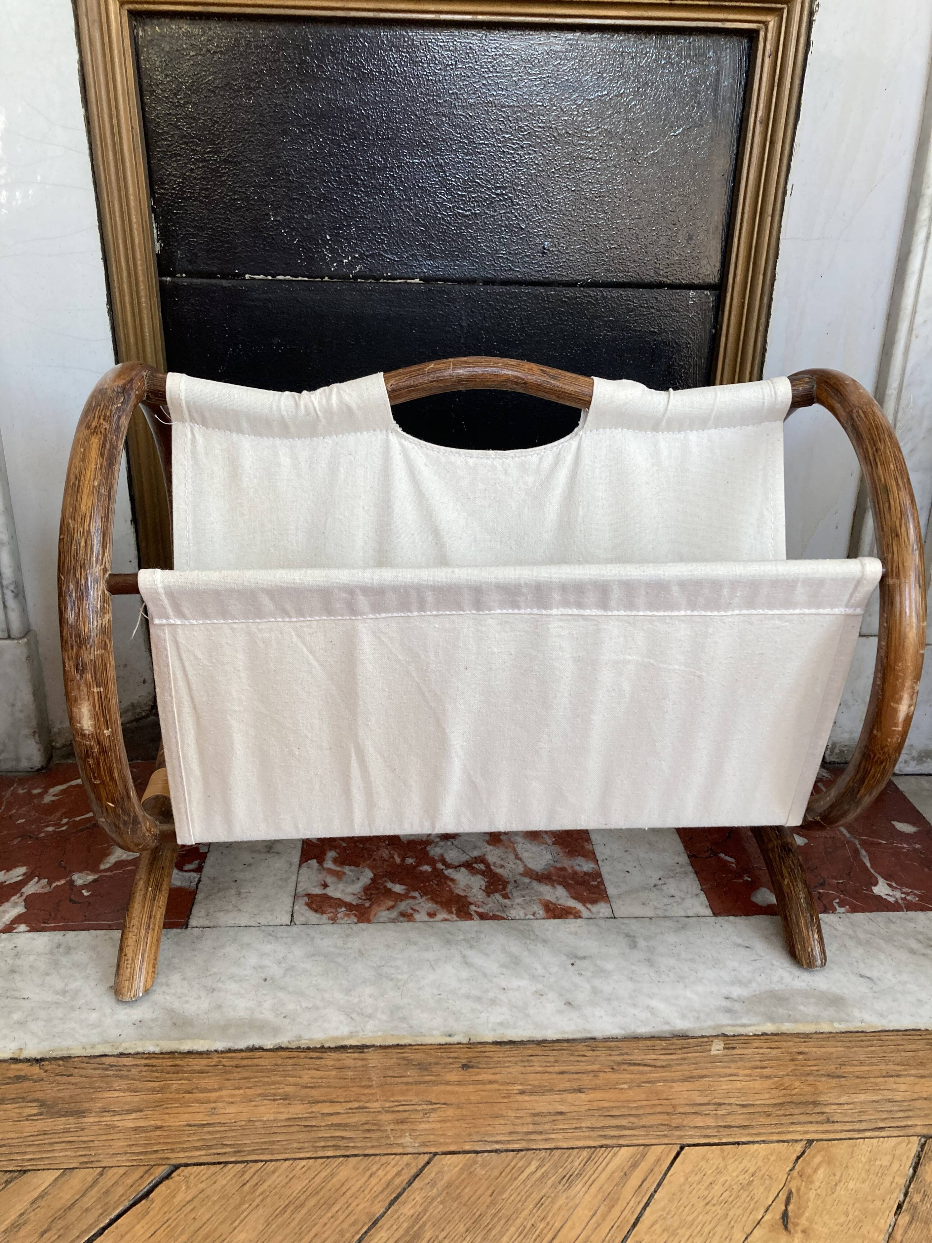 Porte revue en toile et bois
