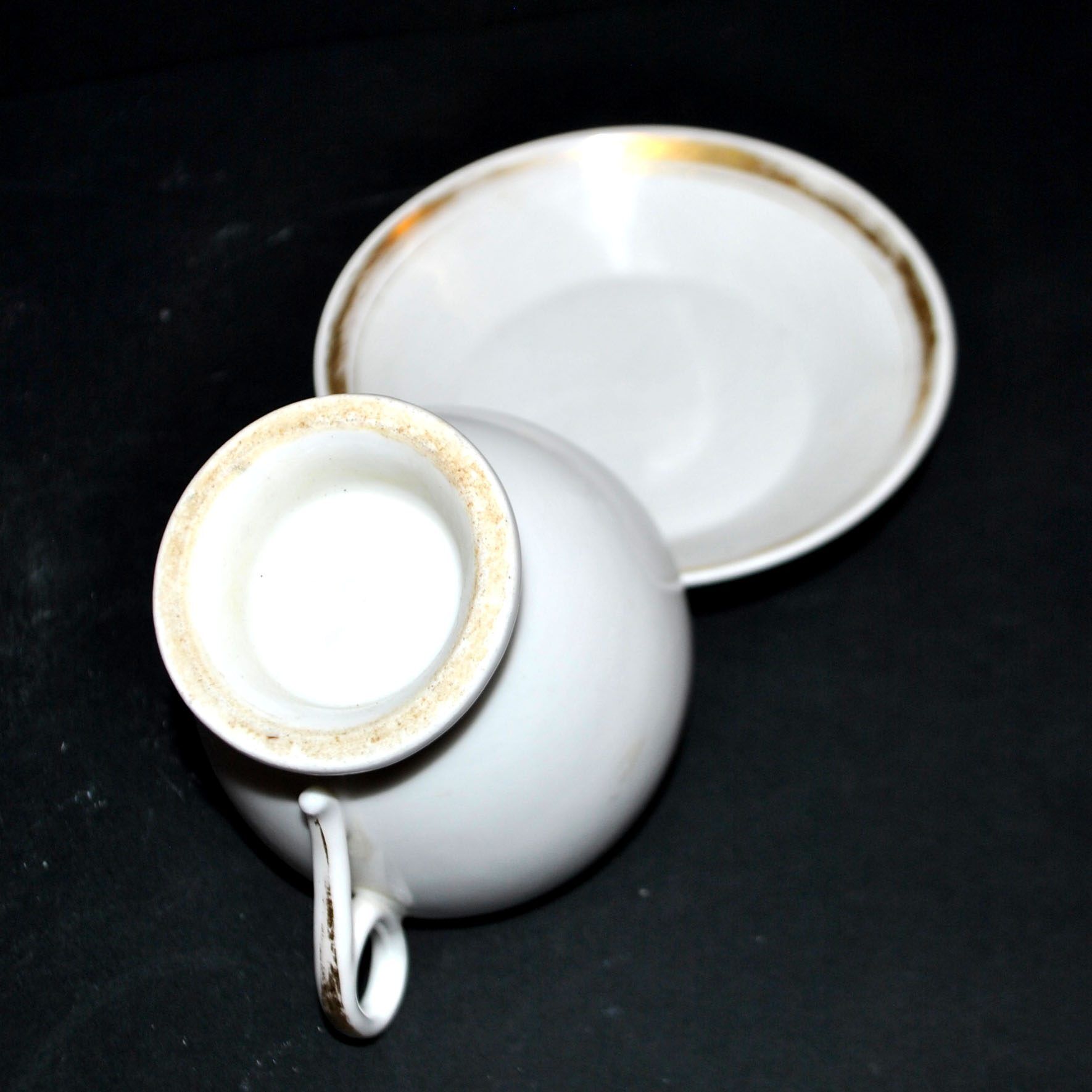 Paris porcelain – Antique round cup in soft porcelain with gold trim.