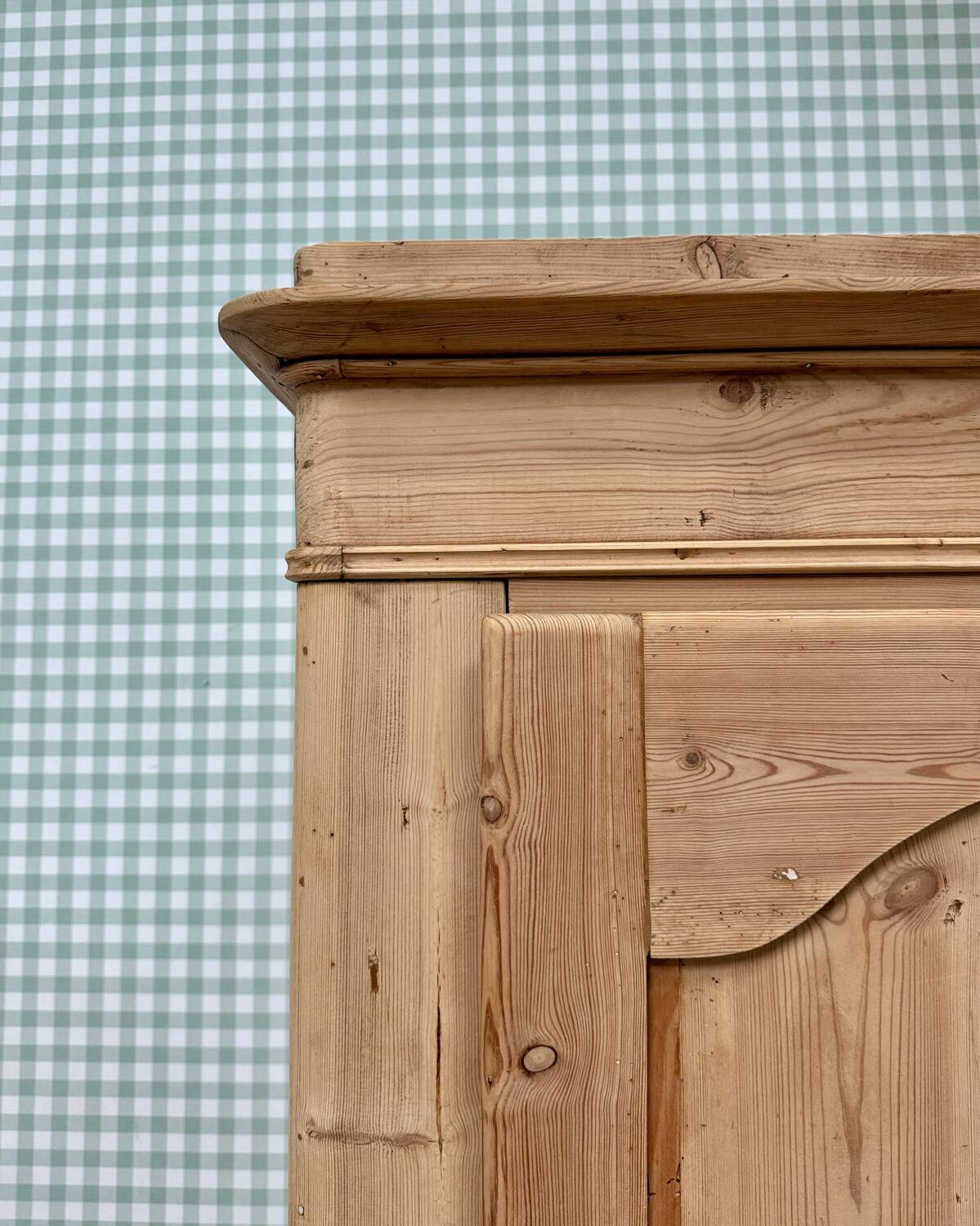 English bonnet maker with wardrobe (renovated)