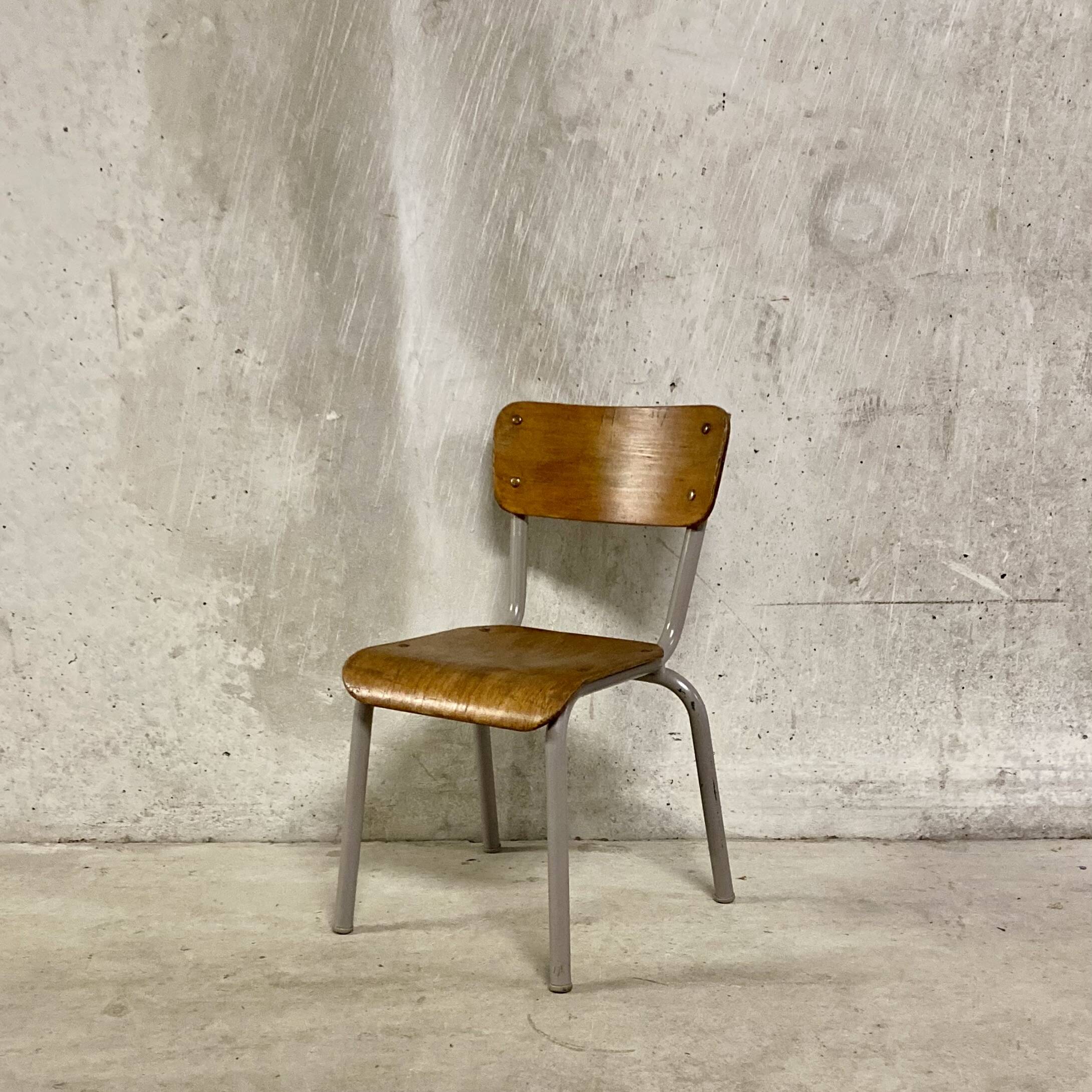 Chaise d'école maternelle