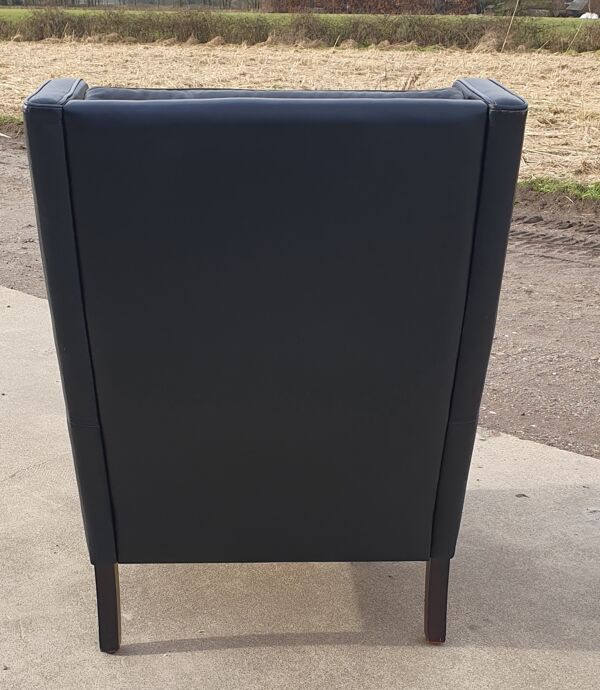 Fauteuil à oreilles scandinave vintage en cuir noir Lulu Stouby