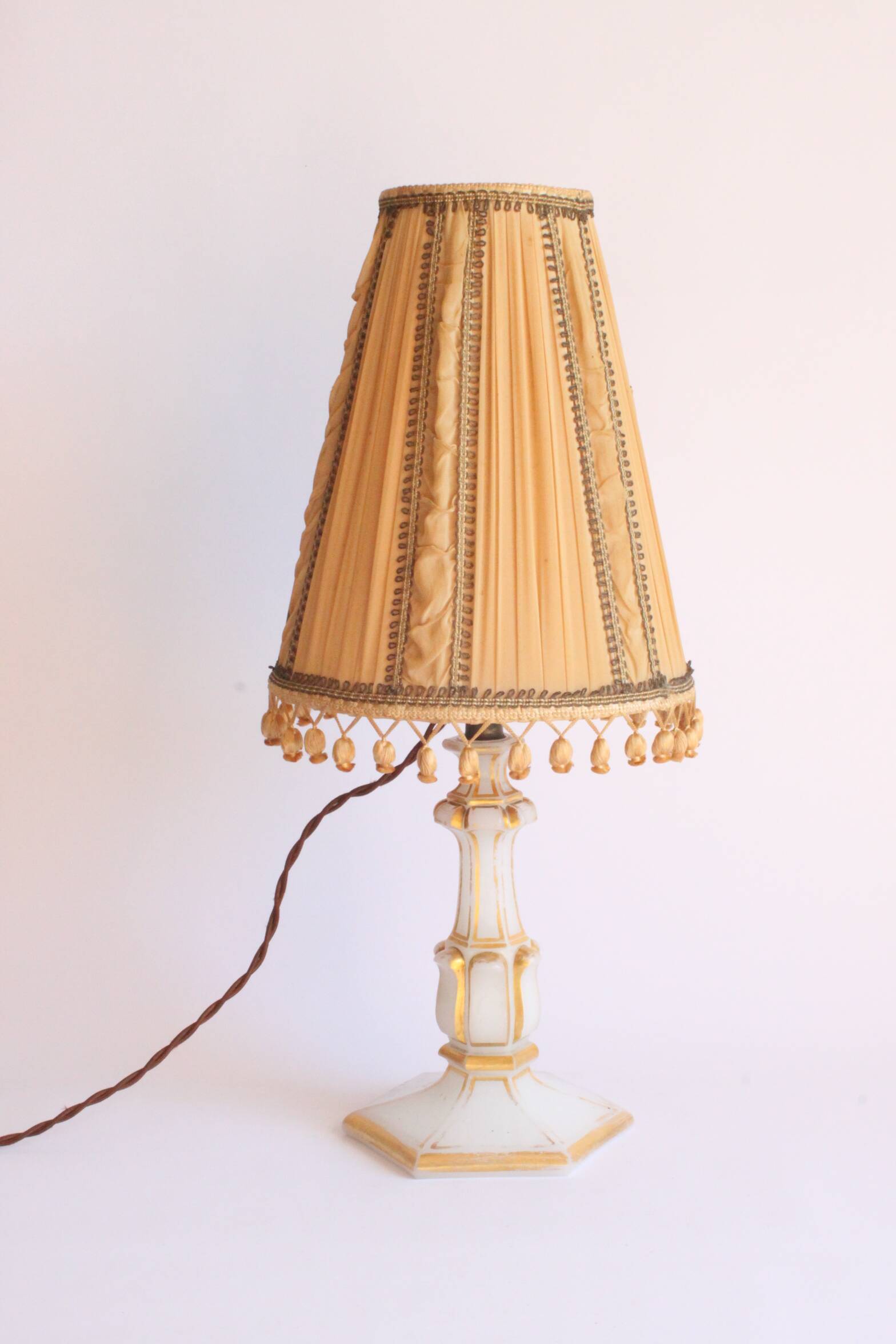 Lampe de table en verre doré opalin, années 1920