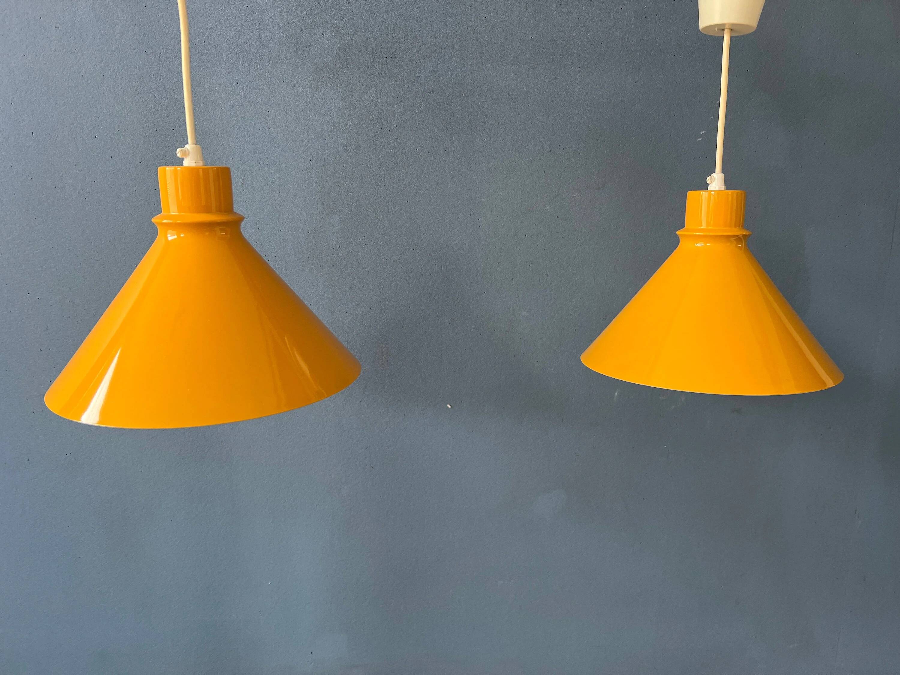Ensemble (2) de suspensions vintage en métal jaune
