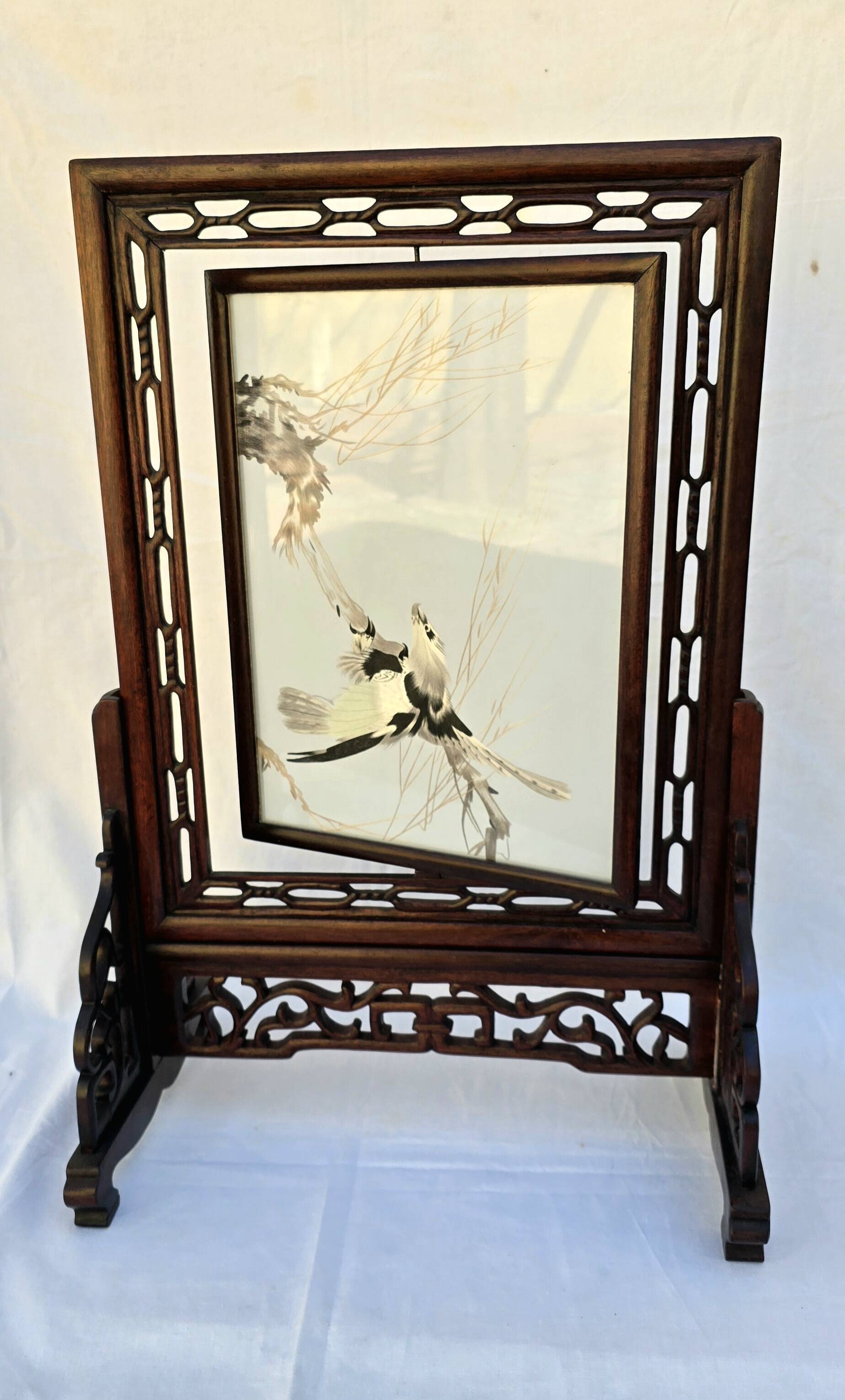 Chinese wooden table screen, decorated with feather marquetry.