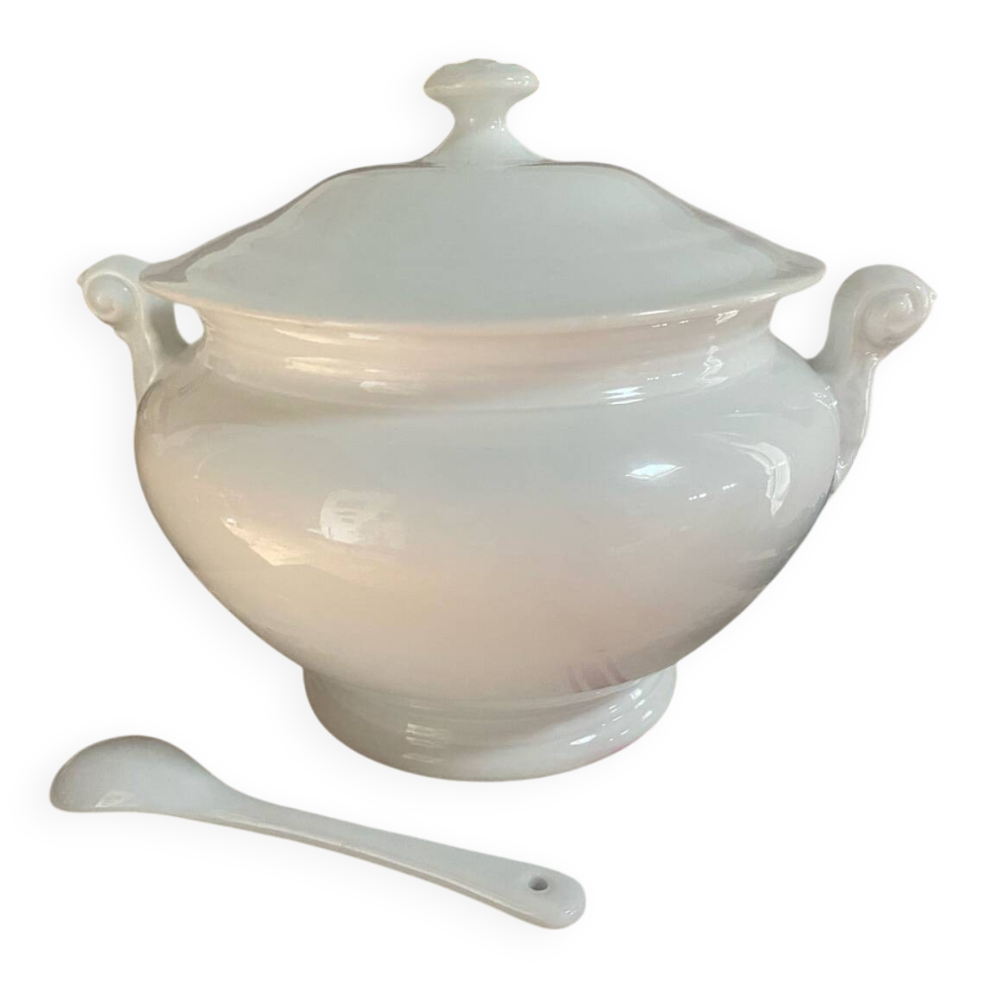 Petite soupière en porcelaine ancienne