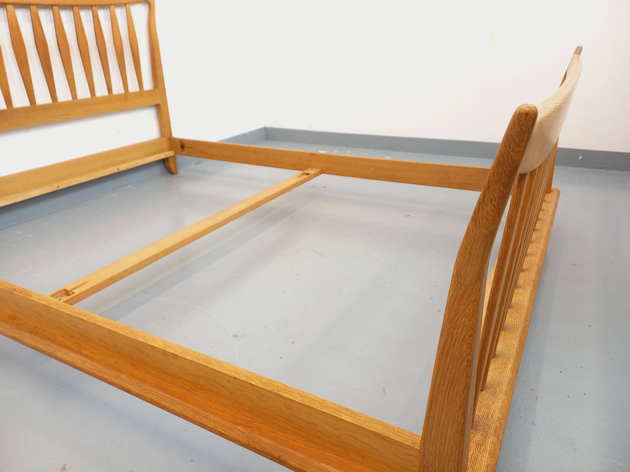 Double vintage French bed by Guillerme et Chambron in solid oak from the 1960s.