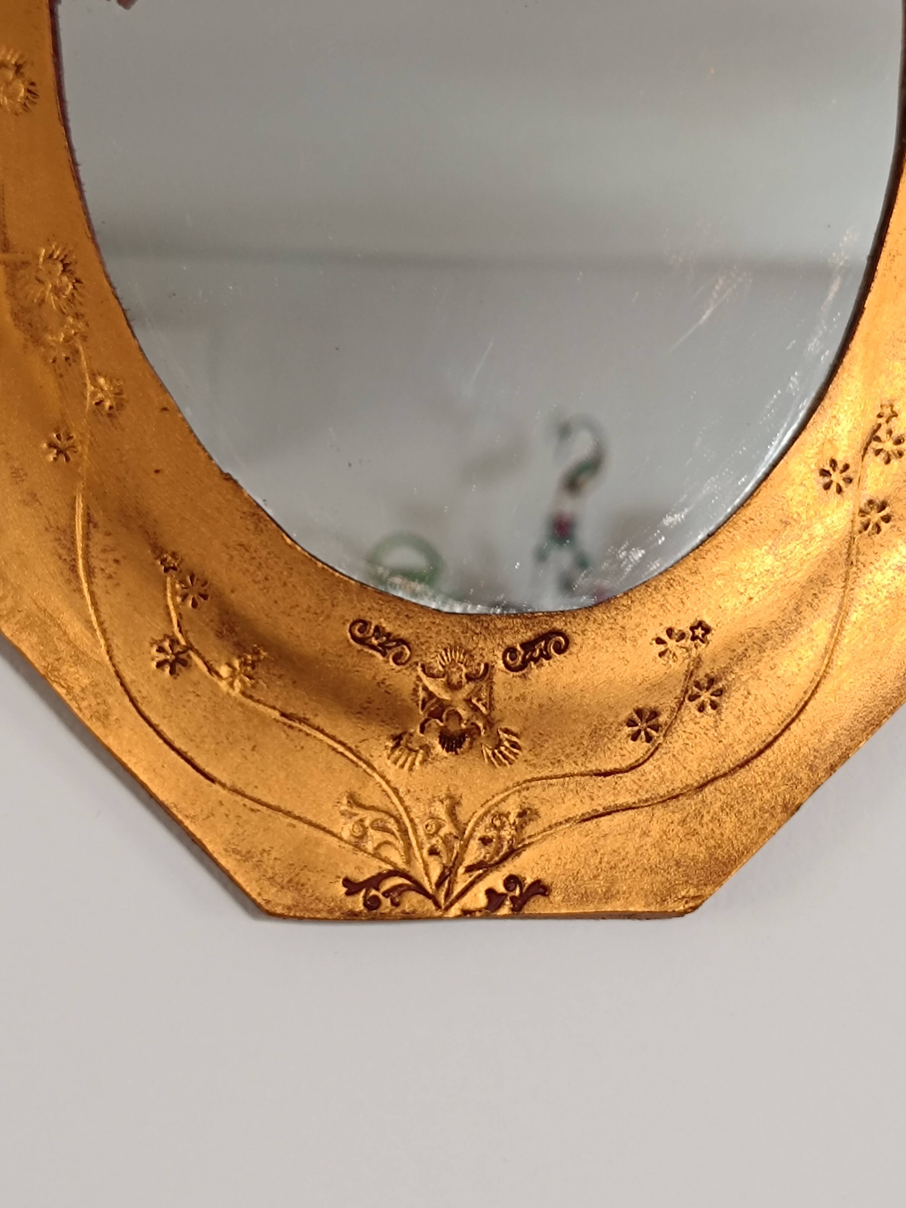 Small octagonal mirror in gold leather