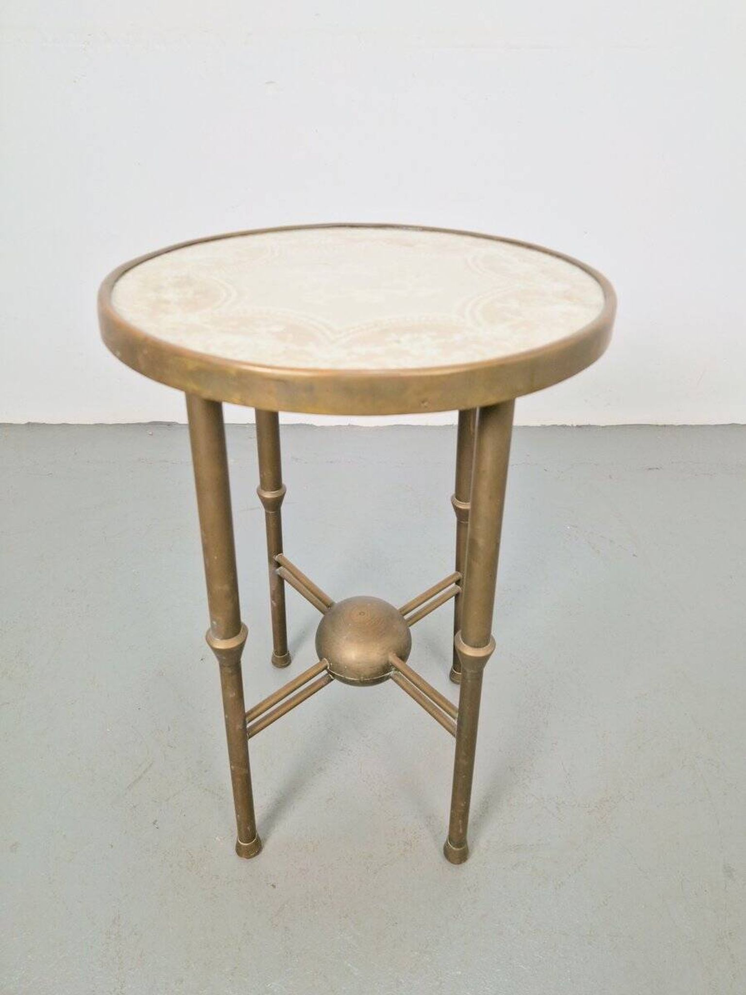 Table d'appoint ronde en cuivre Art Déco par P. Cool, 1933