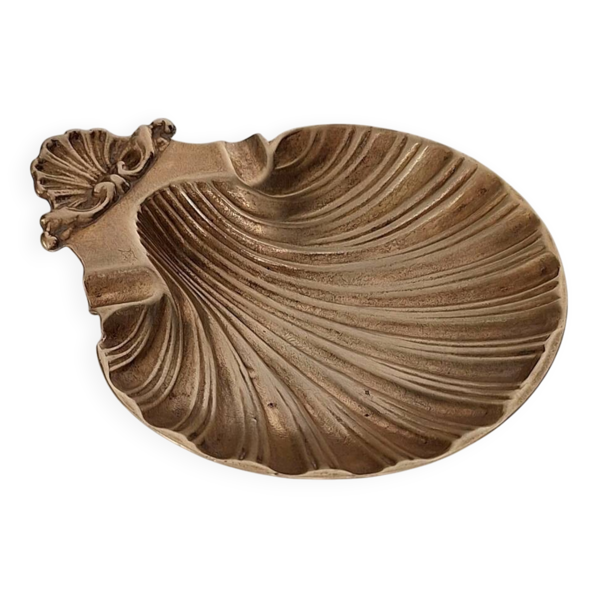 Scallop-shaped ashtray
