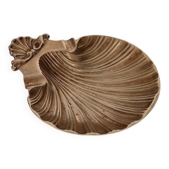 Scallop-shaped ashtray