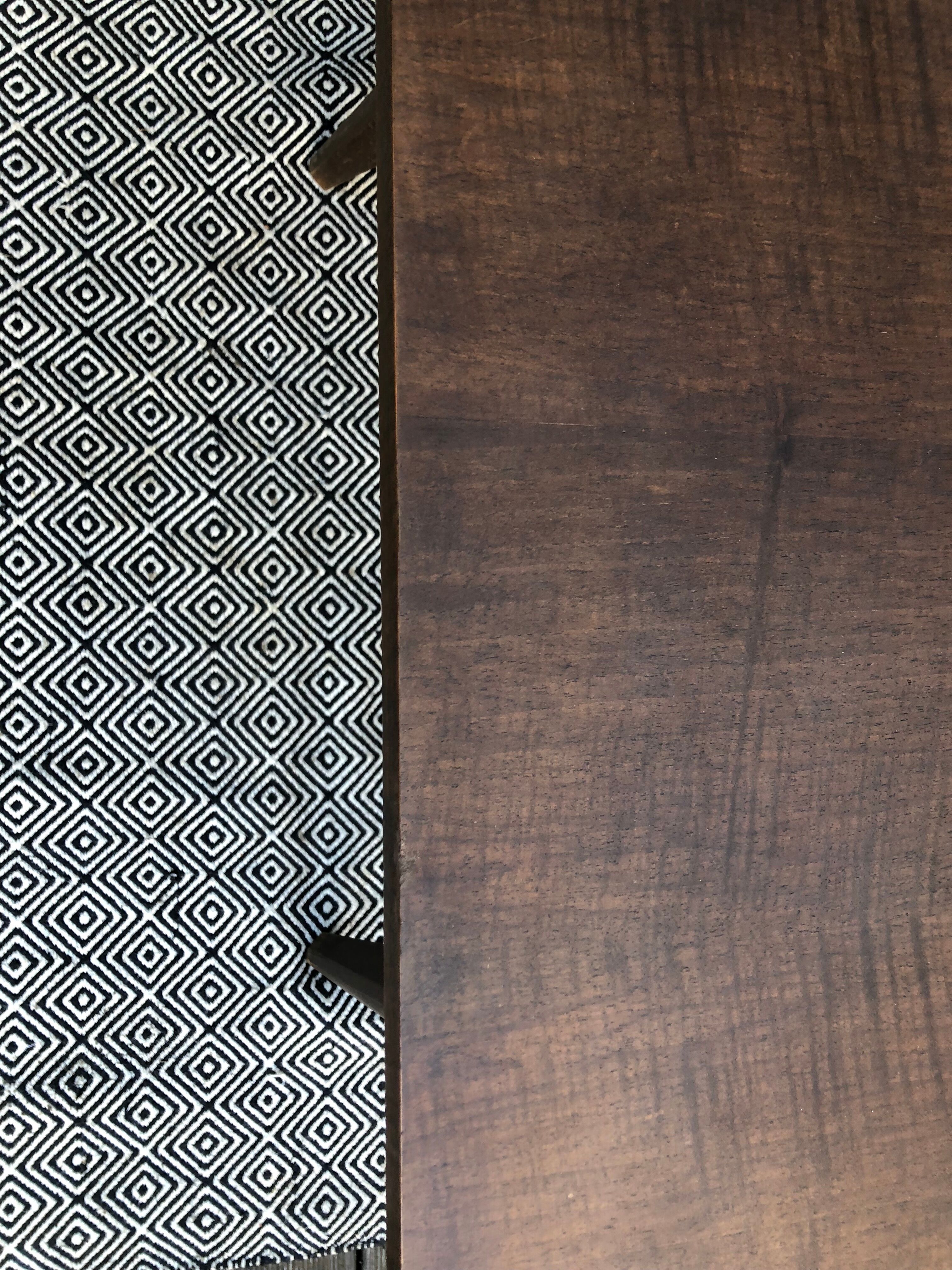 Dining table compass legs