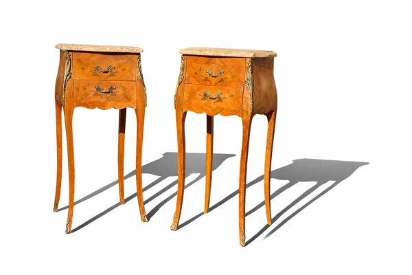 Paire de tables de chevet de style Louis XV avec plateau en marbre et marqueterie en noyer.