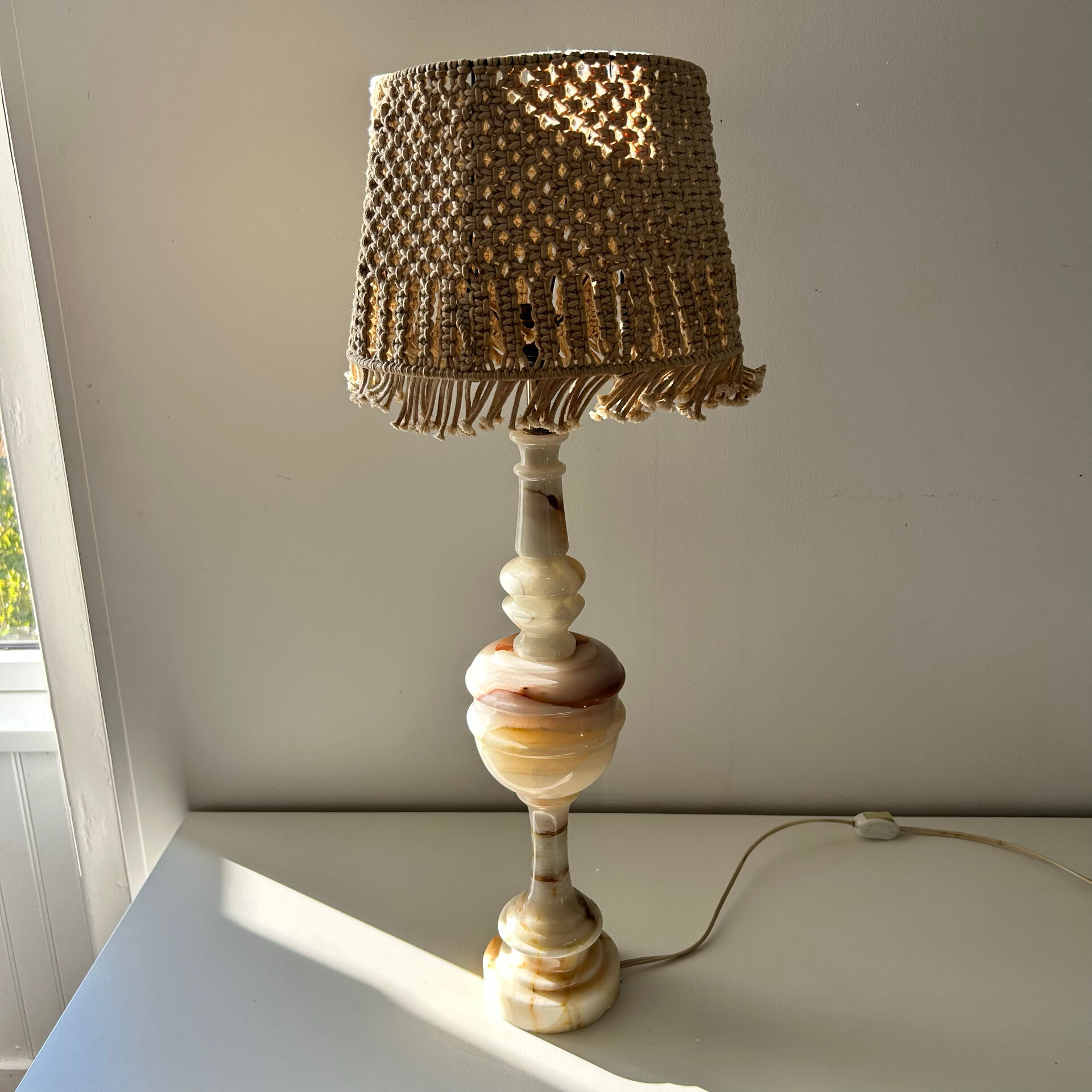 Grande lampe onyx et macramé 