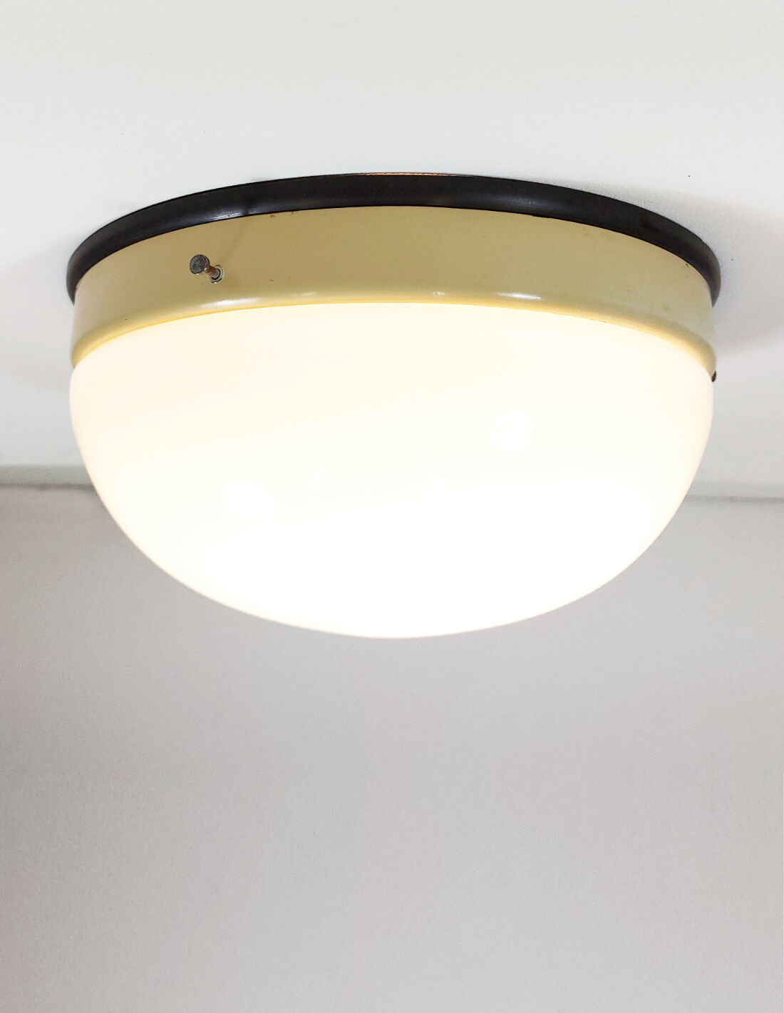 Plafonnier Bauhaus avec verre opalin et bakélite