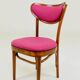 Chaise rétro en bois cintré de style classique, revêtement en laine fuchsia, rénovée.
