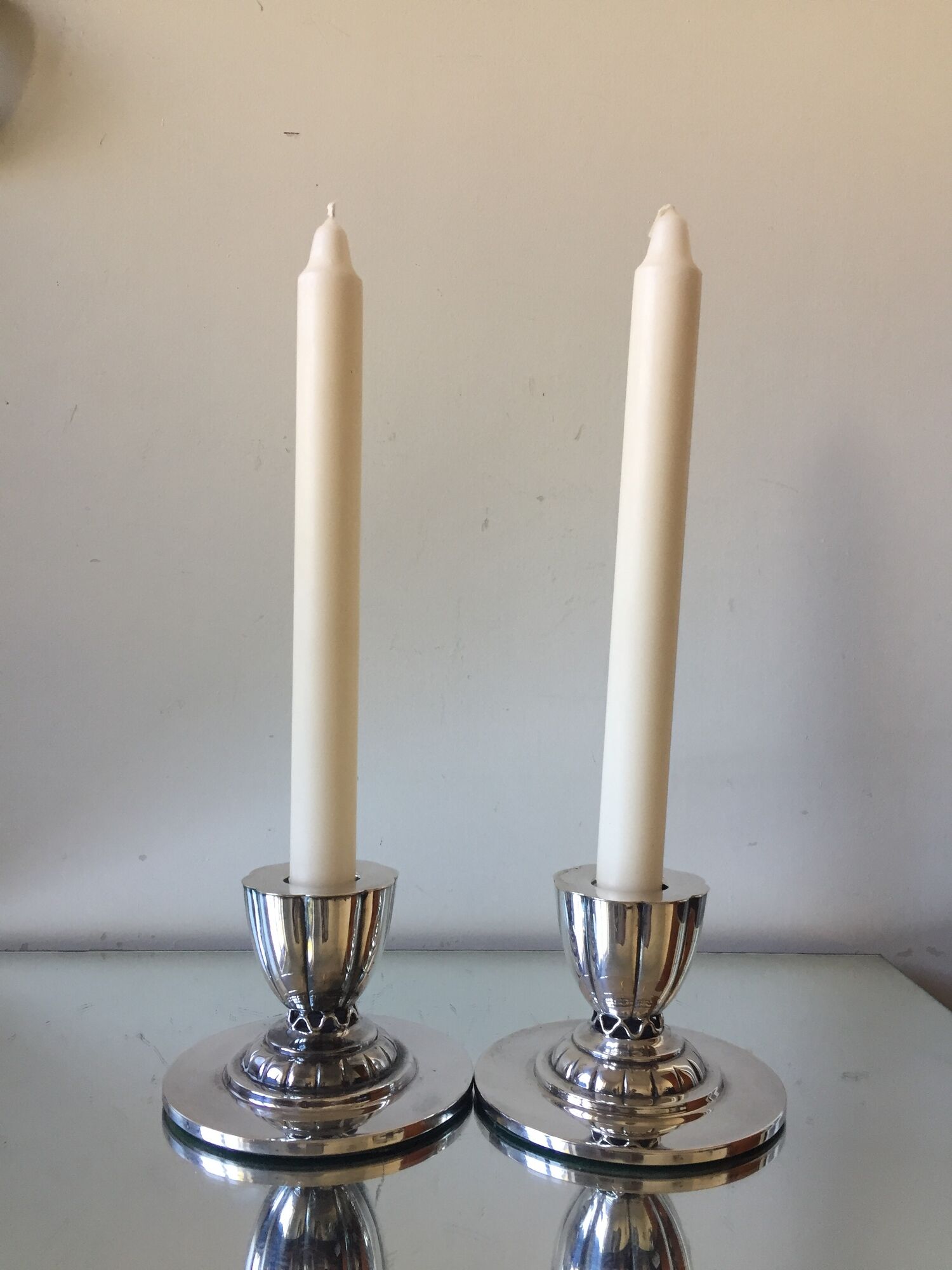 Paire de porte-bougies plaqués en argent art déco